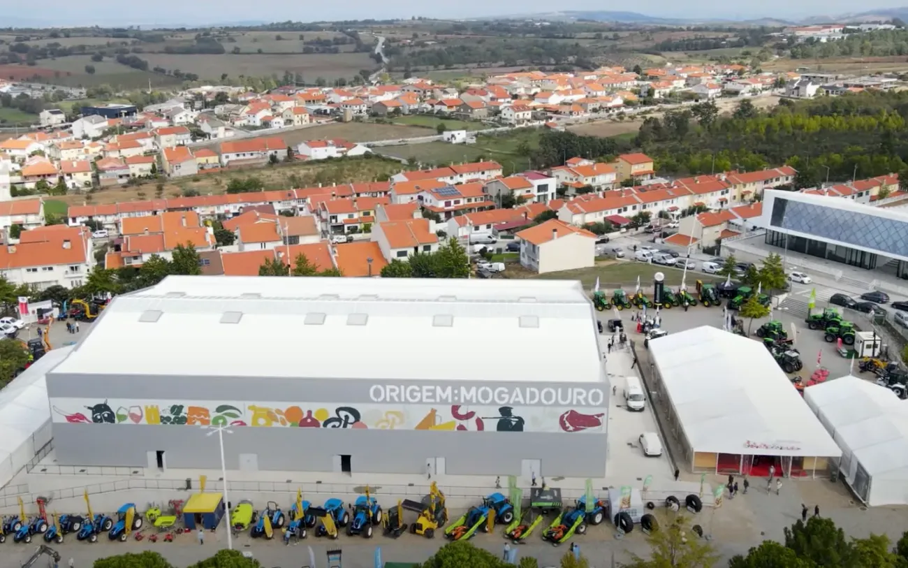 Vista aérea do Recinto de Feiras e Exposições de Mogadouro, com o Pavilhão ORIGEM:MOGADOURO ao centro